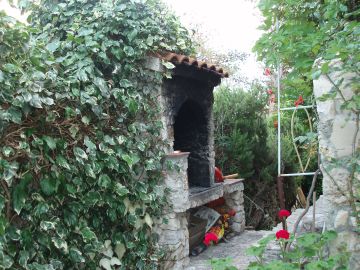 barbiique in front of the house